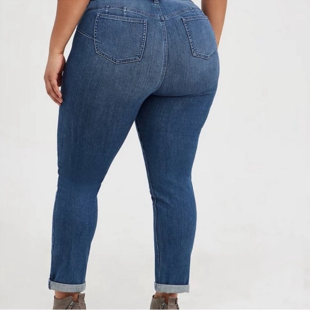 Torrid - Sz 22S Bombshell Straight Jean - Premium Stretch Medium Wash